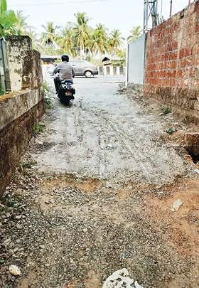 രാമനാട്ടുകരയിൽ സർവീസ് റോഡ് തകർന്ന് അപകടഭീഷണി; ഇരുചക്രവാഹന യാത്രക്കാർ ദുരിതത്തിൽ