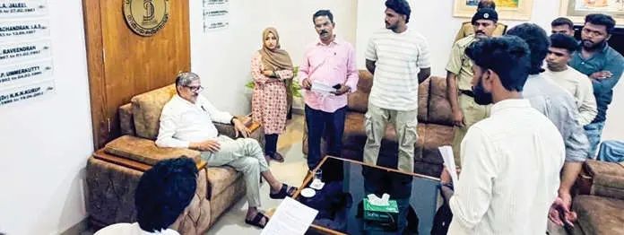 വി.സി.യെ ഉപരോധിച്ച് എസ്.എഫ്.ഐ.