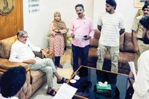 വി.സി.യെ ഉപരോധിച്ച് എസ്.എഫ്.ഐ.