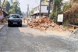 കോട്ടായിത്താഴം-പൂവാട്ടുപറമ്പ് റോഡ് നവീകരണം ഇഴയുന്നു; അഞ്ചുമാസമായി യാത്രാദുരിതം