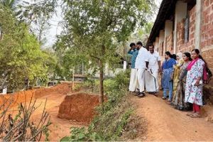 തൂണേരി യു.പി. സ്‌കൂളിന് ഭീഷണി: അനധികൃത മണ്ണെടുപ്പിനെതിരെ പ്രതിഷേധം ശക്തം