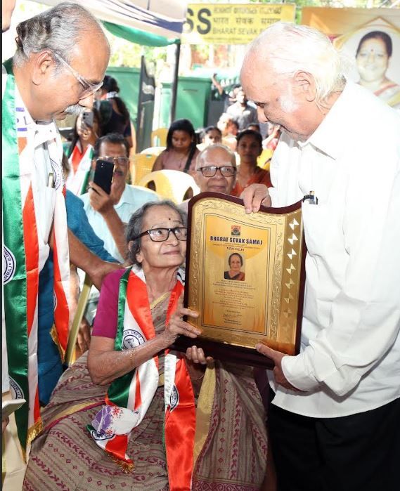 അറിവിൻ്റെയും അക്ഷരത്തിന്റെയും നൃത്തവേദികളിൽ വിസ്മയമായി പ്രൊഫ. ബി. വത്സലകുമാരി; ബി.എസ്.എസ്. ദേശീയ പുരസ്‌കാരം സമ്മാനിച്ചു