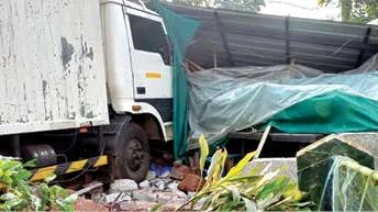 ഏകരൂലിൽ നിയന്ത്രണംവിട്ട പാഴ്സൽ ലോറി കടയിലേക്ക് ഇടിച്ചുകയറി; വൻ ദുരന്തം ഒഴിവായത് തലനാരിഴയ്ക്ക്