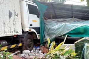 ഏകരൂലിൽ നിയന്ത്രണംവിട്ട പാഴ്സൽ ലോറി കടയിലേക്ക് ഇടിച്ചുകയറി; വൻ ദുരന്തം ഒഴിവായത് തലനാരിഴയ്ക്ക്