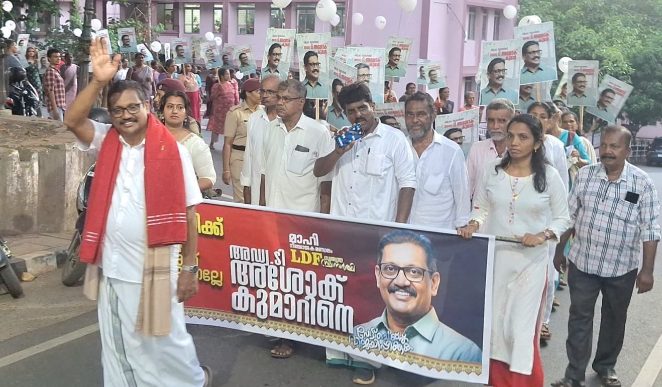 അഡ്വ: അശോക് കുമാർ റോഡ് ഷോ നടത്തി