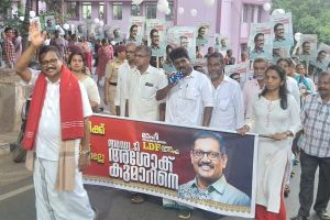 അഡ്വ: അശോക് കുമാർ റോഡ് ഷോ നടത്തി