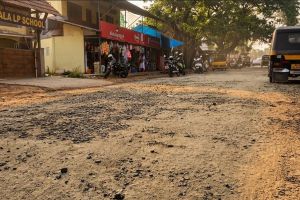 മുക്കാളിയിൽ ദേശീയപാത പുനർനിർമ്മാണം അനിശ്ചിതത്വത്തിൽ; പൊടിശല്യത്തിൽ പൊറുതിമുട്ടി ജനങ്ങൾ