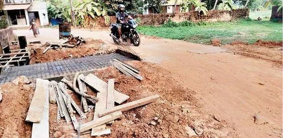 പുതുക്കോട്-പാറമ്മൽ റോഡ് നവീകരണം പാതിവഴിയിൽ; നാട്ടുകാർ ദുരിതത്തിൽ