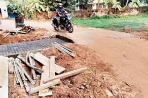 പുതുക്കോട്-പാറമ്മൽ റോഡ് നവീകരണം പാതിവഴിയിൽ; നാട്ടുകാർ ദുരിതത്തിൽ