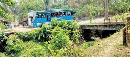 മണ്ണാത്തിക്കടവ് പാലത്തിന് കൈവരി വേണം; അപകടഭീഷണിയിൽ യാത്രക്കാർ