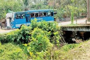 മണ്ണാത്തിക്കടവ് പാലത്തിന് കൈവരി വേണം; അപകടഭീഷണിയിൽ യാത്രക്കാർ