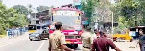 മുക്കത്ത് സ്വകാര്യ ബസുകളുടെ മത്സരയോട്ടം; യാത്രക്കാരുമായി പോയ ബസിനെ ഇടിച്ചുതെറിപ്പിച്ചു