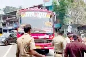 മുക്കത്ത് സ്വകാര്യ ബസുകളുടെ മത്സരയോട്ടം; യാത്രക്കാരുമായി പോയ ബസിനെ ഇടിച്ചുതെറിപ്പിച്ചു