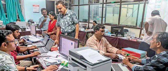 വിശ്രമമില്ലാതെ തിരഞ്ഞെടുപ്പ് ഉദ്യോഗസ്ഥർ; എല്ലാം സെറ്റാക്കണം