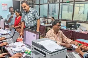 വിശ്രമമില്ലാതെ തിരഞ്ഞെടുപ്പ് ഉദ്യോഗസ്ഥർ; എല്ലാം സെറ്റാക്കണം