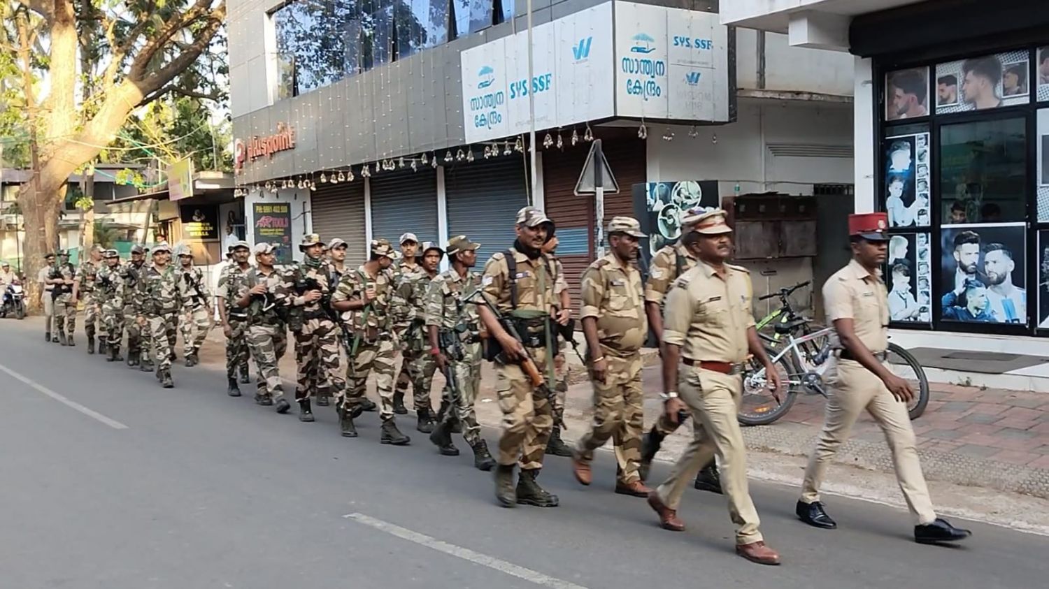 മാഹി പൊലീസ് ചൊക്ലി–ഈസ്റ്റ് പള്ളൂർ പ്രദേശത്ത് ഫ്ലാഗ് മാർച്ച് നടത്തി.