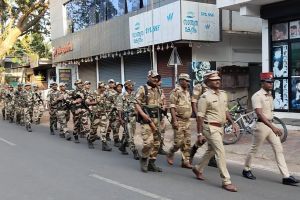 മാഹി പൊലീസ് ചൊക്ലി–ഈസ്റ്റ് പള്ളൂർ പ്രദേശത്ത് ഫ്ലാഗ് മാർച്ച് നടത്തി.