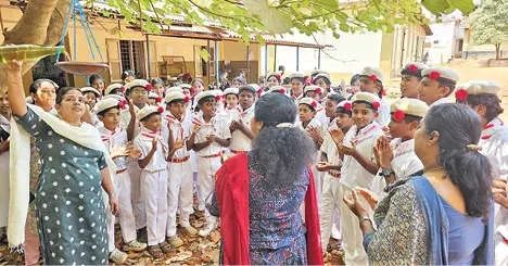 പറവകൾക്കായി കുടിവെള്ളം ഒരുക്കി റെഡ്ക്രോസ് കേഡറ്റുകൾ