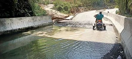 കനാൽ നീർപ്പാലം ചോരുന്നു; മലയോര ഹൈവേയിൽ വെള്ളക്കെട്ട് രൂക്ഷം