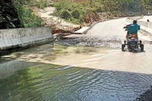 കനാൽ നീർപ്പാലം ചോരുന്നു; മലയോര ഹൈവേയിൽ വെള്ളക്കെട്ട് രൂക്ഷം