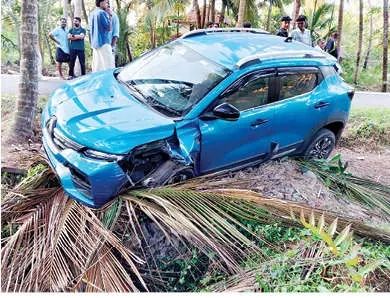 പയ്യോളിയിൽ നിയന്ത്രണം വിട്ട കാറിടിച്ച് വൈദ്യുതത്തൂൺ തകർന്നു
