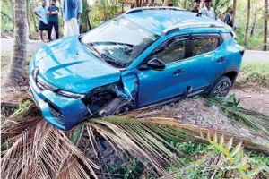 പയ്യോളിയിൽ നിയന്ത്രണം വിട്ട കാറിടിച്ച് വൈദ്യുതത്തൂൺ തകർന്നു