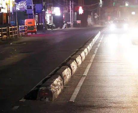 റോഡിൽ റിഫ്ളക്‌ടറുകളില്ല ഡ്രൈവർമാരെ അപകടത്തിലേക്ക് വഴിതെറ്റിക്കുന്നു