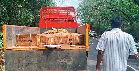 വെളിനല്ലൂരിൽ ലോറിയിൽ കടത്തിയ 4,000 ജലാറ്റിൻ സ്റ്റിക്കുകൾ പിടികൂടി