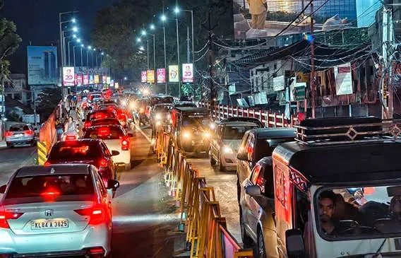 കോഴിക്കോട്: നഗരവീഥികളിൽ വാഹനപ്പെരുപ്പവും മണിക്കൂറുകൾ നീണ്ട ഗതാഗതക്കുരുക്കും