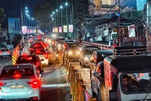 കോഴിക്കോട്: നഗരവീഥികളിൽ വാഹനപ്പെരുപ്പവും മണിക്കൂറുകൾ നീണ്ട ഗതാഗതക്കുരുക്കും