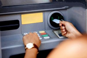 എടിഎം ഇടപാടുകൾക്ക് പുതിയ നിയമങ്ങൾ: ഏപ്രിൽ ഒന്നു മുതൽ പണം പിൻവലിക്കൽ പരിധിയിൽ മാറ്റം