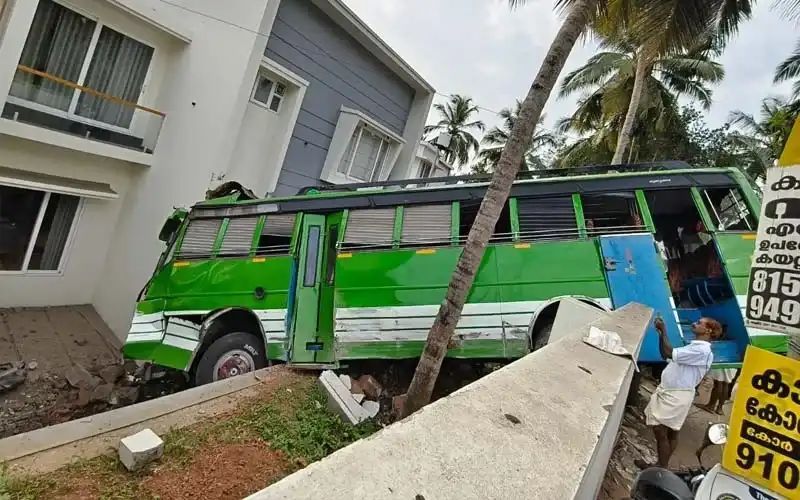 കോഴിക്കോട് സ്വകാര്യ ബസ് വീടിനുള്ളിലേക്ക് ഇടിച്ചു കയറി; ഡ്രൈവർക്ക് പരിക്ക്