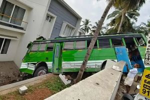 കോഴിക്കോട് സ്വകാര്യ ബസ് വീടിനുള്ളിലേക്ക് ഇടിച്ചു കയറി; ഡ്രൈവർക്ക് പരിക്ക്
