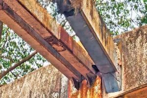 കുറ്റിപ്പുറം 'റ' പാലത്തിന്റെ തകർന്ന ബീമുകൾ അപകടത്തിൽ