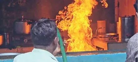 ചങ്ങരംകുളത്ത് വനിതാ ഹോട്ടലിൽ ഗ്യാസ് സിലിൻഡറിന് തീപിടിച്ചു