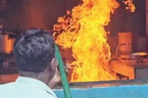 ചങ്ങരംകുളത്ത് വനിതാ ഹോട്ടലിൽ ഗ്യാസ് സിലിൻഡറിന് തീപിടിച്ചു