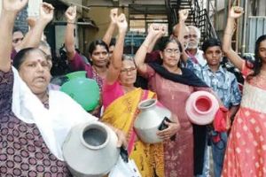 കുടിവെള്ളമില്ല: പെരുവയൽ പഞ്ചായത്ത് ഓഫീസിലേക്ക് വെറുംകുടങ്ങളുമായി നാട്ടുകാരുടെ പ്രതിഷേധം