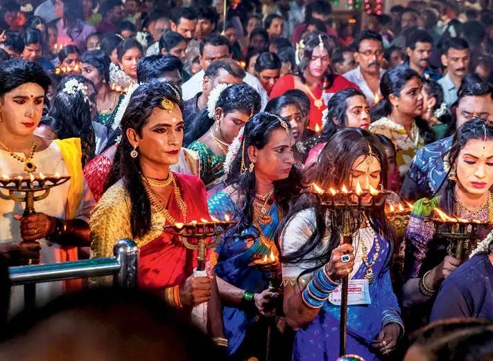ചമയവിളക്കെടുത്ത് പുരുഷാംഗനമാർ