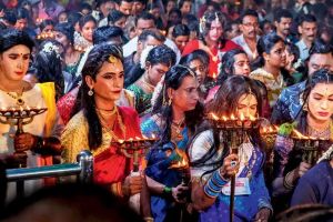 ചമയവിളക്കെടുത്ത് പുരുഷാംഗനമാർ