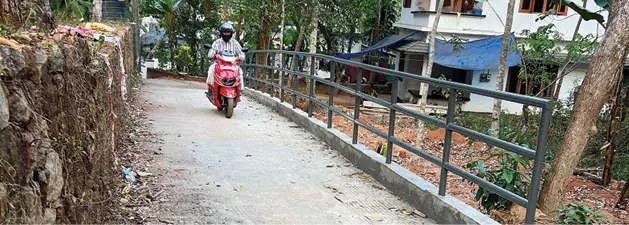 കുളിപ്പൊയിൽ-ചെറാങ്കര റോഡരിക് കെട്ടി സുരക്ഷാവേലി സ്ഥാപിച്ചു; യാത്രാദുരിതത്തിന് അറുതിയായി