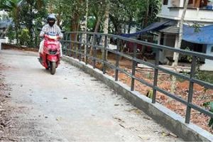 കുളിപ്പൊയിൽ-ചെറാങ്കര റോഡരിക് കെട്ടി സുരക്ഷാവേലി സ്ഥാപിച്ചു; യാത്രാദുരിതത്തിന് അറുതിയായി