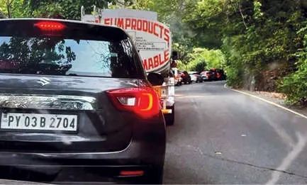 താമരശ്ശേരി ചുരത്തിൽ വാഹനങ്ങൾ കുടുങ്ങി ഗതാഗതം നിലച്ചു: യാത്രക്കാർ വലഞ്ഞു