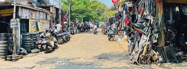 കോഴിക്കോട് നഗരത്തിൽ നടപ്പാതകളിലെ കൈയേറ്റം ഒഴിപ്പിച്ചു തുടങ്ങി; നിയമലംഘകർക്ക് പിഴ