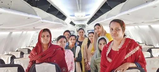 ആദ്യ വിമാനയാത്രനടത്തി സൂചിപ്പാറ കേന്ദ്രത്തിലെ ജീവനക്കാരികൾ