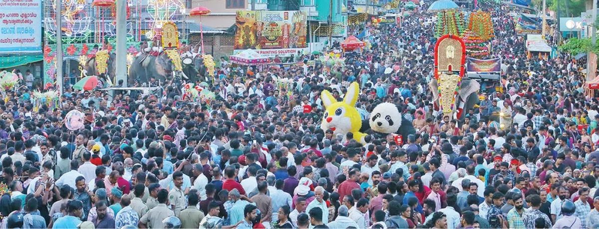 വർണശോഭ ചാർത്തി മുണ്ടൂർ കുമ്മാട്ടി