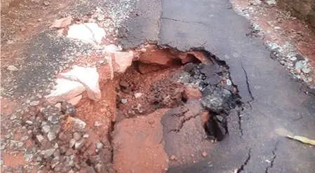 കുടിവെള്ളപൈപ്പ് പൊട്ടി രാമല്ലൂർ-കായലൊടി പാതയിൽ ഗതാഗതം തടസ്സപ്പെട്ടു; റോഡ് തകർന്നു