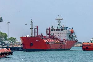 കൊല്ലം തുറമുഖത്ത് അഭയംതേടി ഷാർജയിലേക്കുള്ള ഇന്ധനക്കപ്പൽ