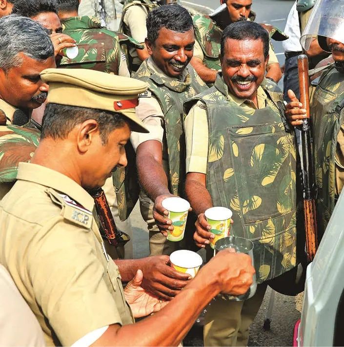 പൊള്ളുന്ന വെയിലല്ലേ, മെയ്യൊന്ന് കരുതണ്ടേ