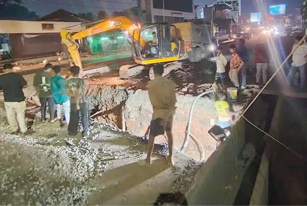 ഉദ്ഘാടന നിറവ് മായും മുൻപേ മലാപ്പറമ്പ്-മാനാഞ്ചിറ റോഡ് കുത്തിപ്പൊളിച്ചു; സുരക്ഷാവീഴ്ചയിൽ യാത്രക്കാരന് പരിക്ക്