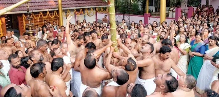 കൊടിയേറ്റത്തോടെ അരയൻകാവ് ഭഗവതി ക്ഷേത്രോത്സവത്തിന് തുടക്കമായി